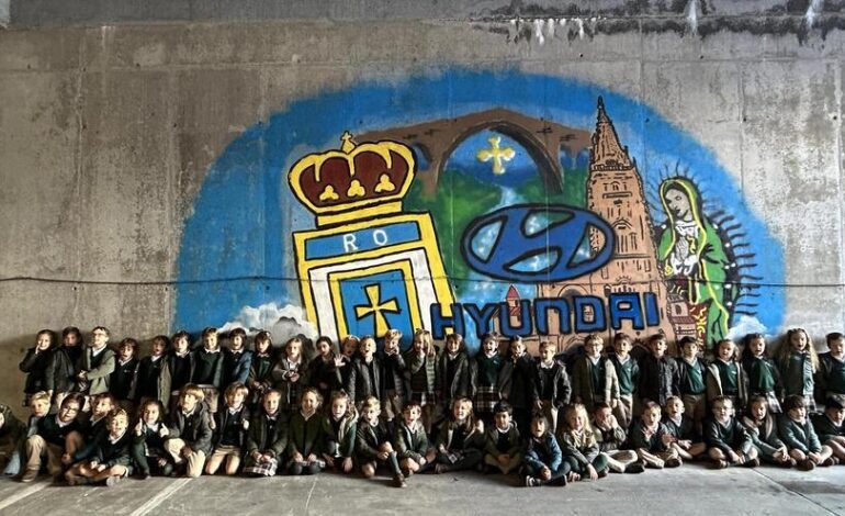 Los colegios asturianos siguen participando en las visitas al Carlos Tartiere: las Teresianas, con el club azul