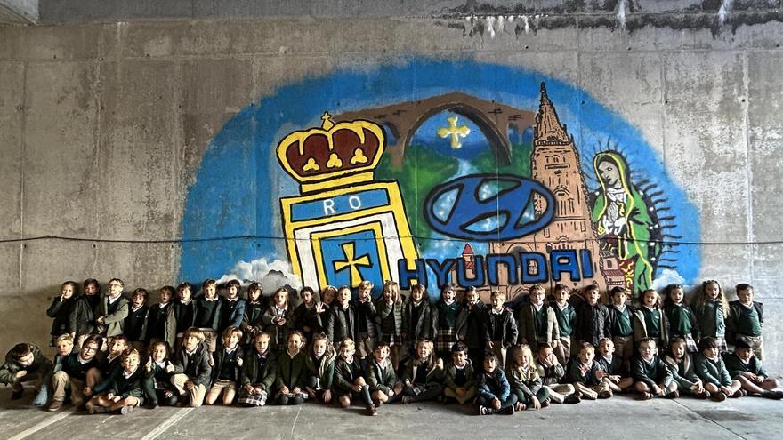 Los colegios asturianos siguen participando en las visitas al Carlos Tartiere: las Teresianas, con el club azul