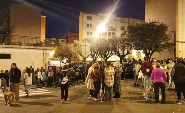 Un espectacular incendio obliga a desalojar un edificio en Barakaldo