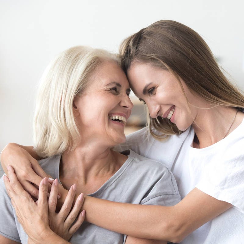 Dos mujeres de cuarenta y sesenta años