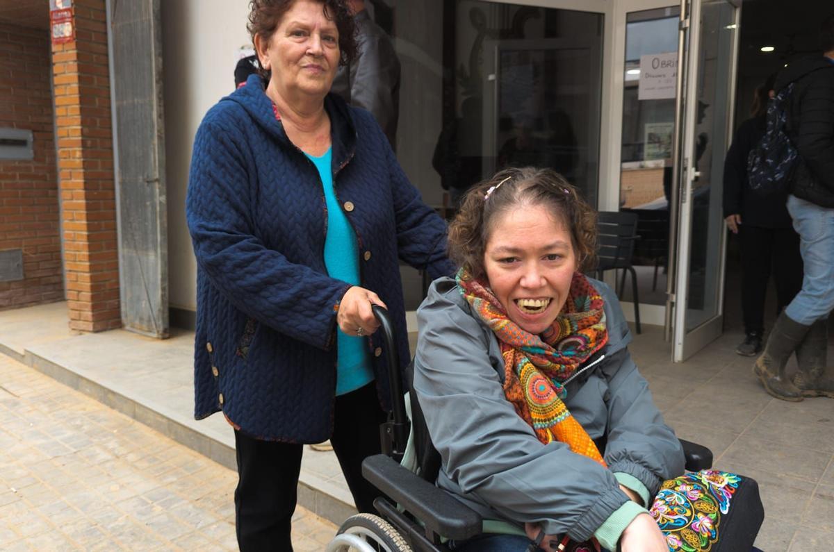 Amparo Sánchez y su hija vuelven a pasear por las calles de Catarroja tras más de tres semanas aisladas.