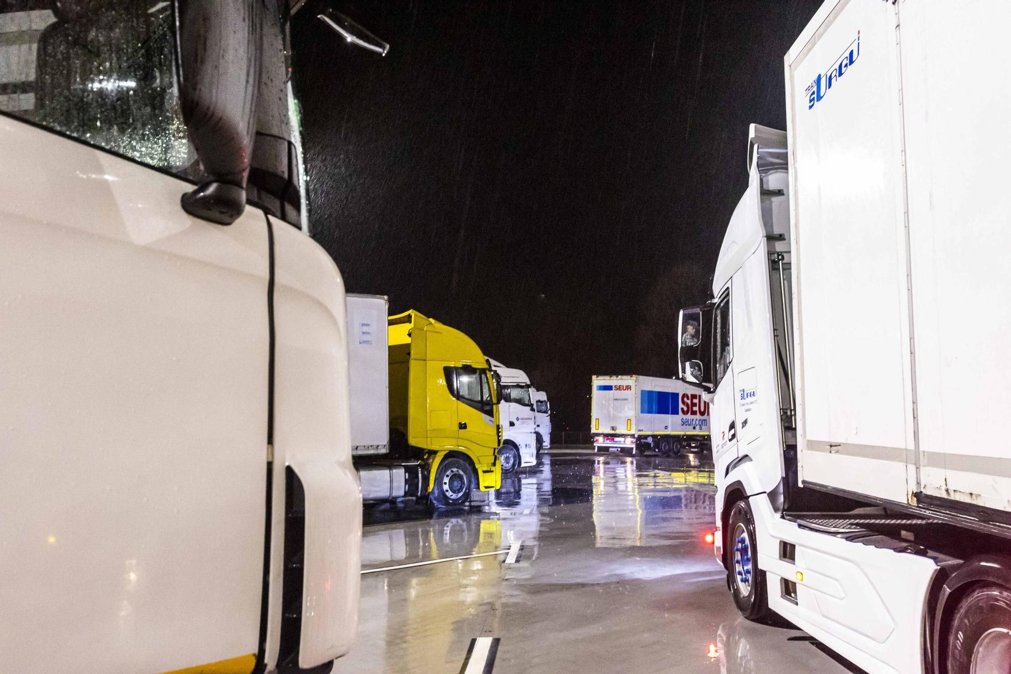 Así esperan los transportistas en Villallana (Lena) tras el cierre del puerto de Pajares al tráfico de camiones por la nieve