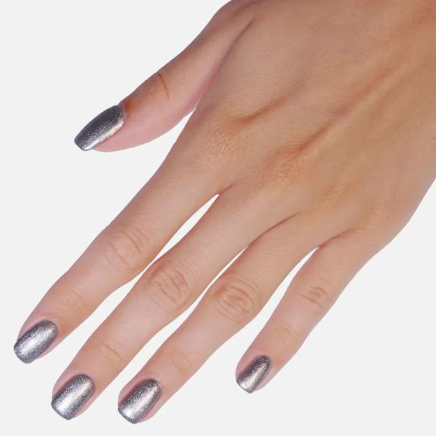 Esmalte de uñas Silver Glow de Le Mini Macaron. Precio: 14 euros