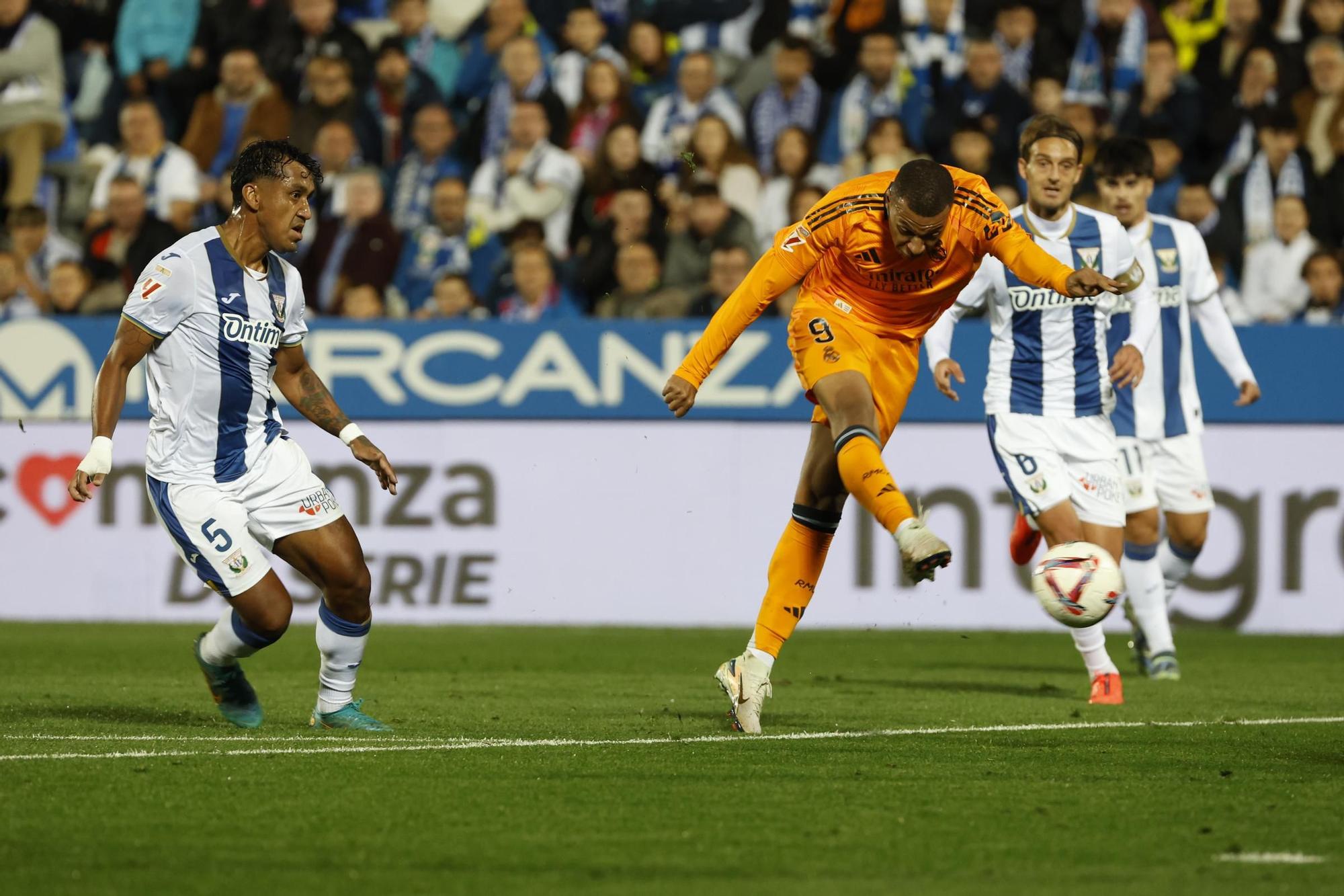 Mbappé lidera al Real Madrid en el descanso en Butarque (0-1)