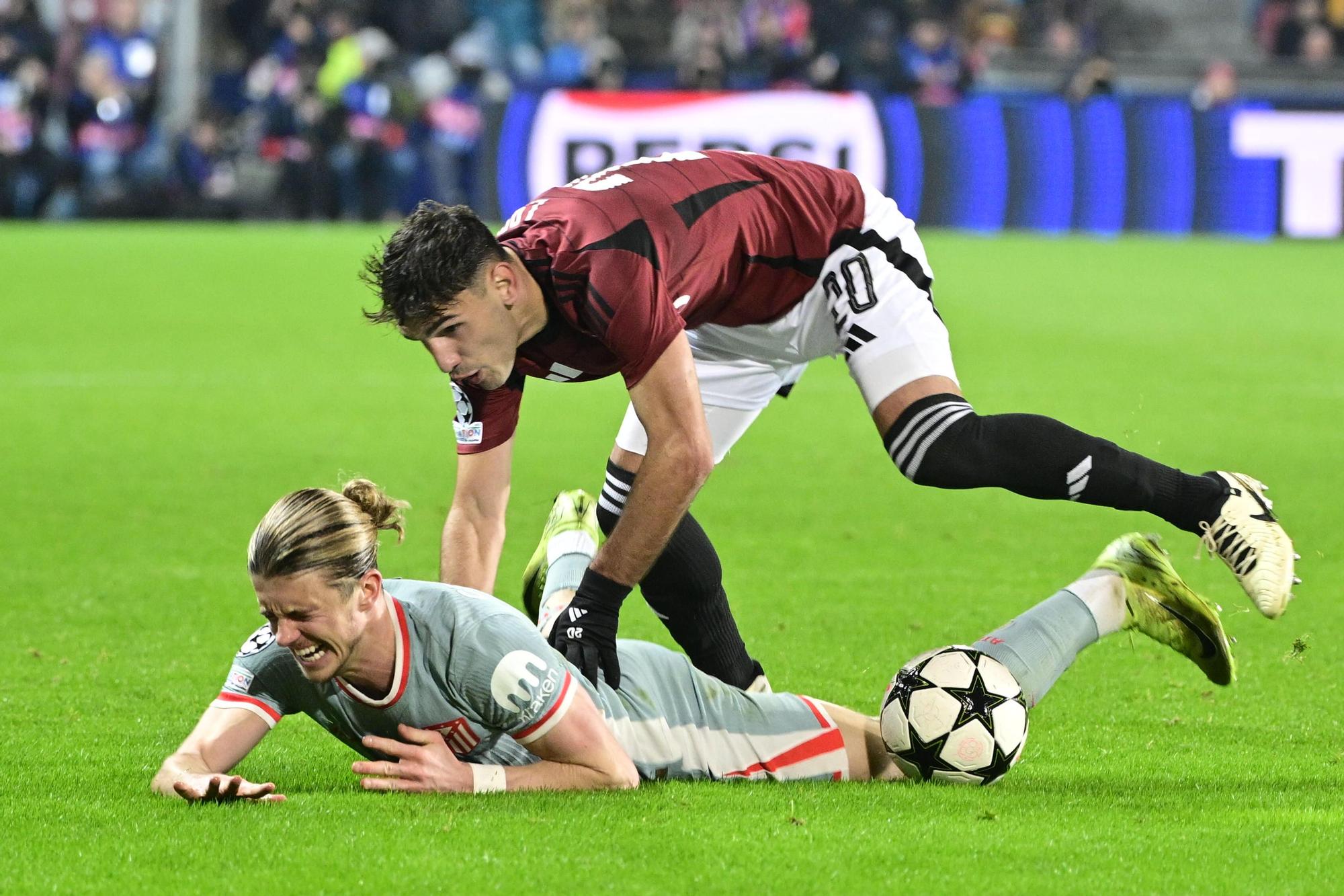 26 de noviembre de 2024, República Checa, Praga: Conor Gallagher del Atlético de Madrid y Qazim Laci (Up) de Sparta luchan por el balón durante el partido de fútbol de la Liga de Campeones de la UEFA entre el AC Sparta Praga y el Atlético de Madrid en epet ARENA. Foto de : Vondrou? Roman/CTK/dpa 26/11/2024 SOLO PARA USO EN ESPAÑA. ¿Vondrou? Roman/CTK/dpa;Deportes;fútbol;deportes;Liga de Campeones de la UEFA - AC Sparta Praga vs Atlético de Madrid;