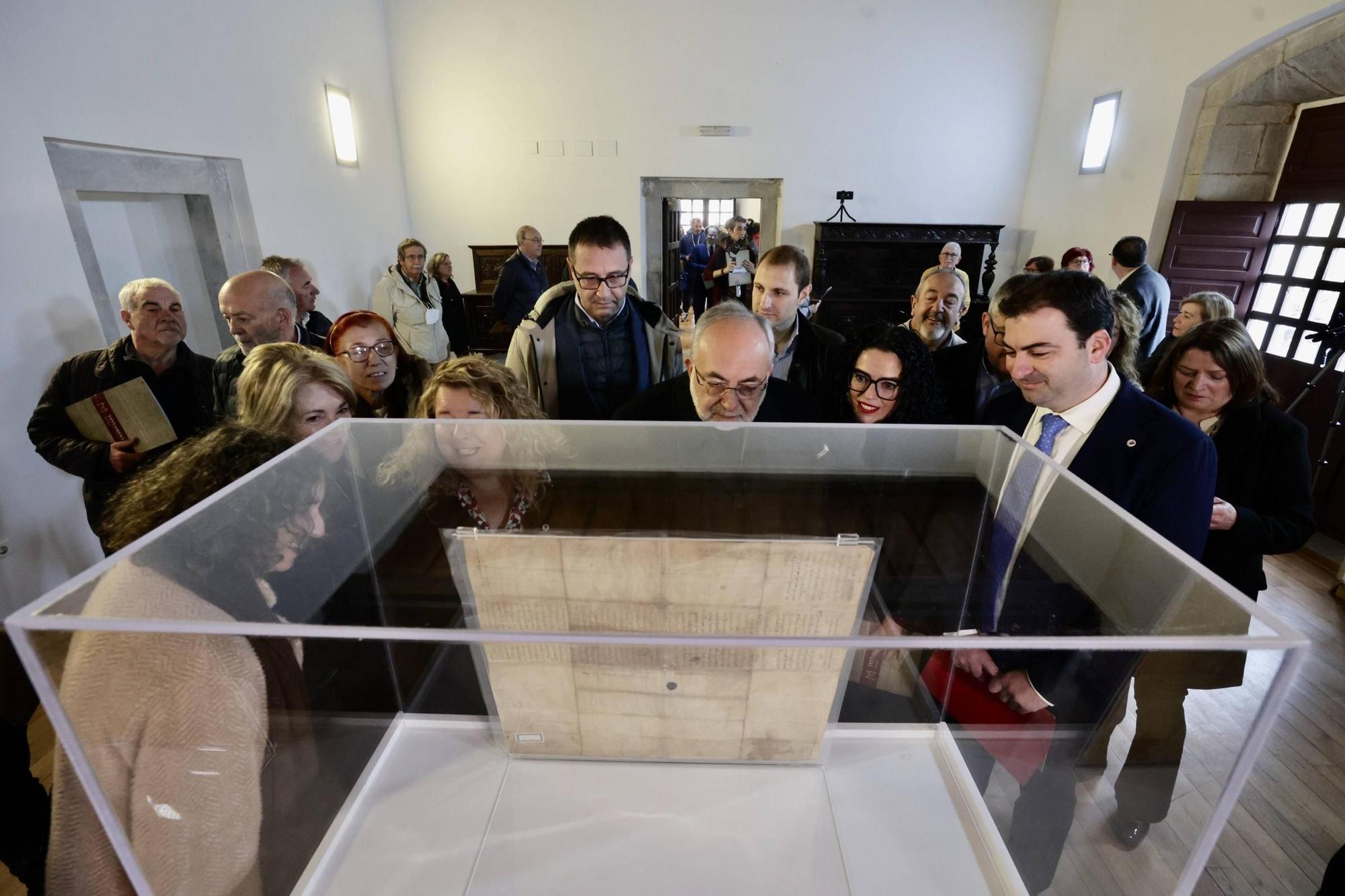 Exposición del documento fundacional del monasterio de San Salvador de Cornellana