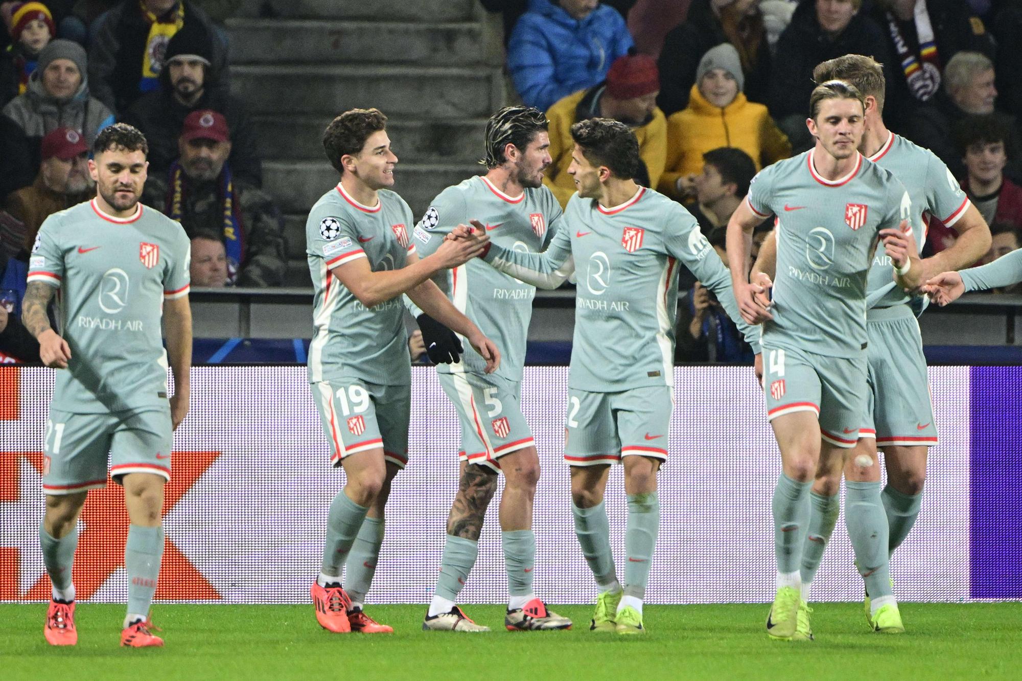 26 de noviembre de 2024, República Checa, Praga: Julian Alvarez (2.o), del Atlético de Madrid, celebra marcar el primer gol de su lado con sus compañeros de equipo durante el partido de fútbol de la Liga de Campeones de la UEFA entre el AC Sparta Praga y el Atlético de Madrid en el epet ARENA. Foto de : Vondrou? Roman/CTK/dpa 26/11/2024 SOLO PARA USO EN ESPAÑA. ¿Vondrou? Roman/CTK/dpa;Deportes;fútbol;deportes;Liga de Campeones de la UEFA - AC Sparta Praga vs Atlético de Madrid;