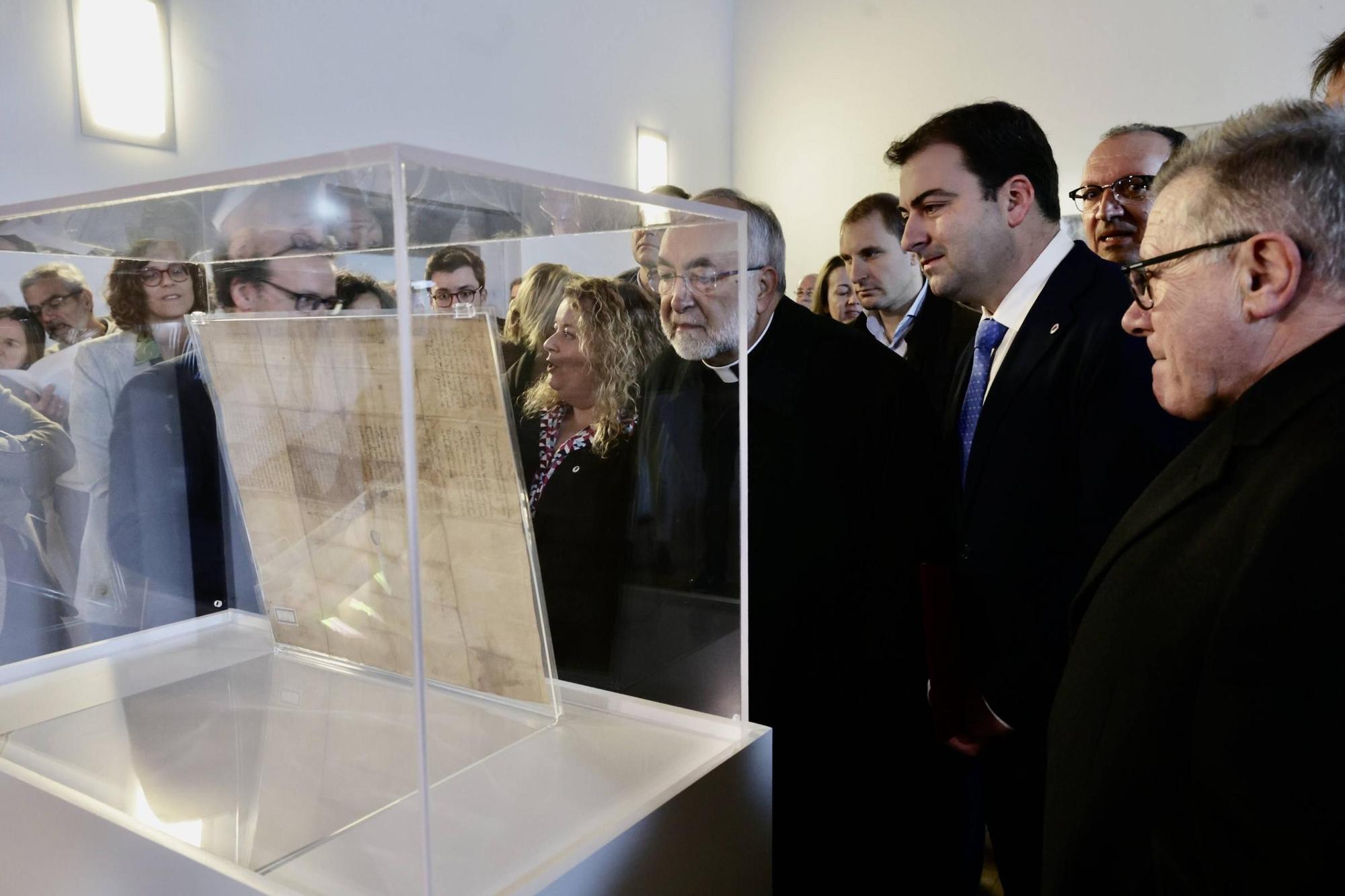 Exposición del documento fundacional del monasterio de San Salvador de Cornellana