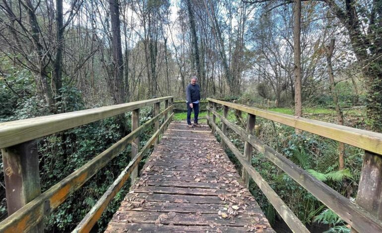 Reponer 55 tablones de madera de pino, la actuación que Siero va a acometer para acondicionar una de las pasarelas sobre el río Negro