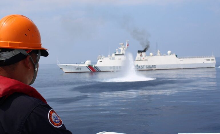 China desafía a Filipinas con unas maniobras militares en un arrecife que reclama Manila