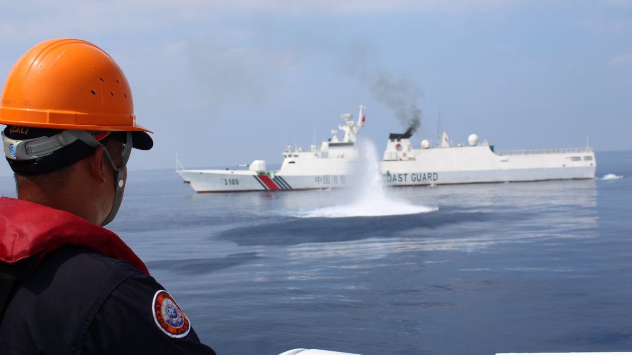 China desafía a Filipinas con unas maniobras militares en un arrecife que reclama Manila