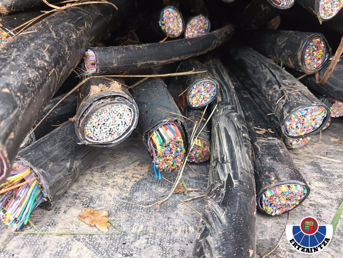 Tres detenidos en Kortezubi (Bizkaia) por robar una tonelada de cable de cobre de empresas y alumbrado eléctrico