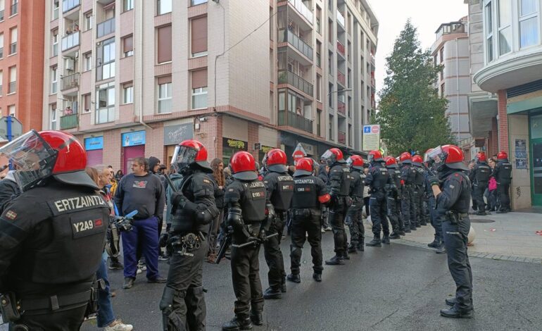 Dos detenidos en una protesta por el desahucio de una mujer y su nieto en Erandio (Bizkaia)