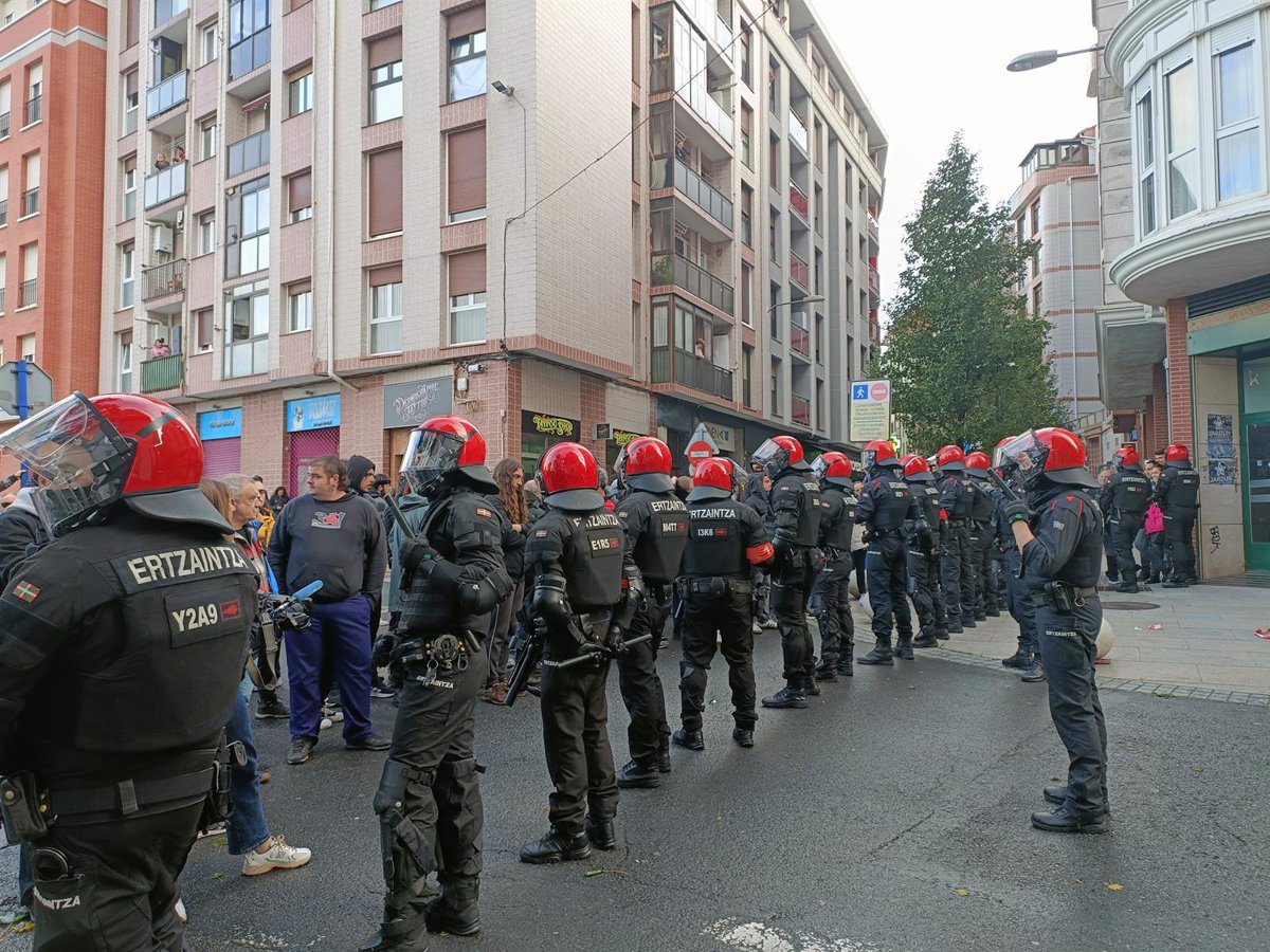 Dos detenidos en una protesta por el desahucio de una mujer y su nieto en Erandio (Bizkaia)