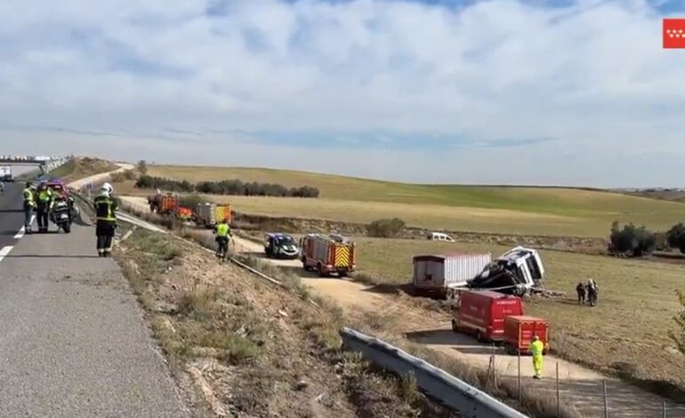 Herido el chófer de un camión de gran tonelaje al caer en la A-5 por un talud desde 12 metros