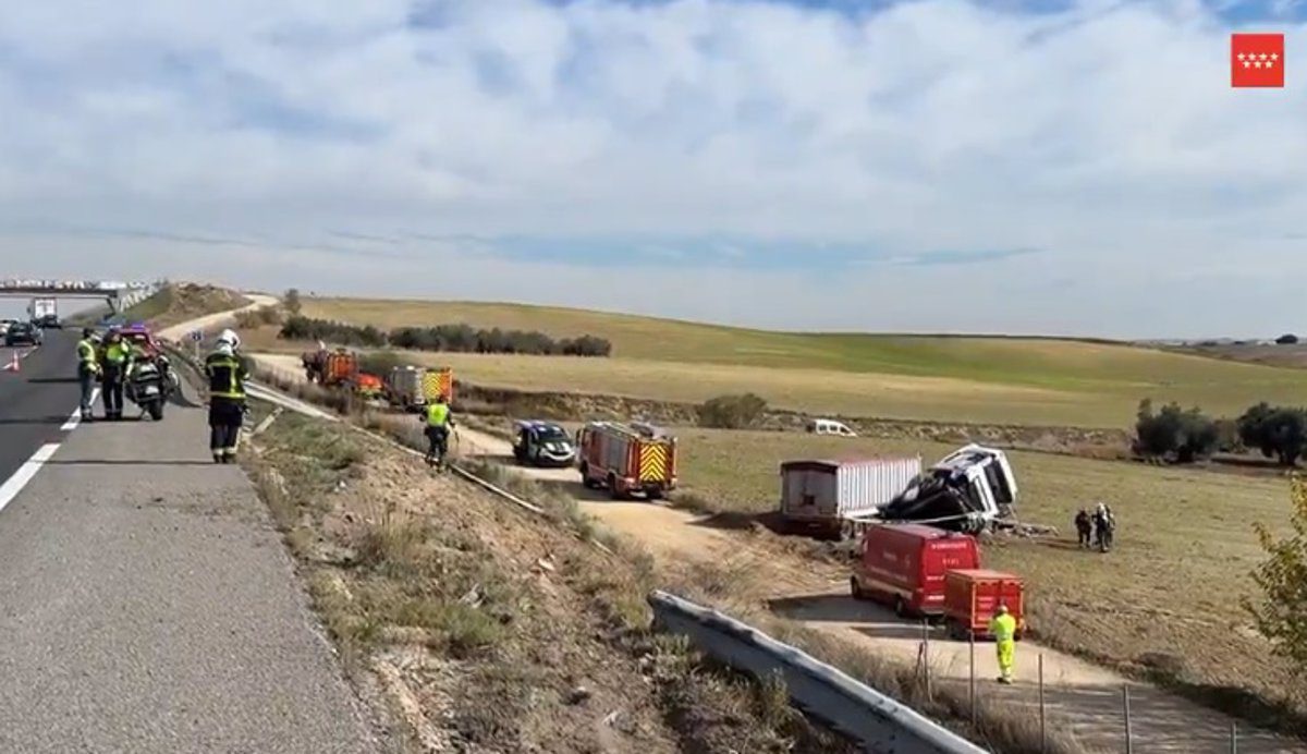 Herido el chófer de un camión de gran tonelaje al caer en la A-5 por un talud desde 12 metros