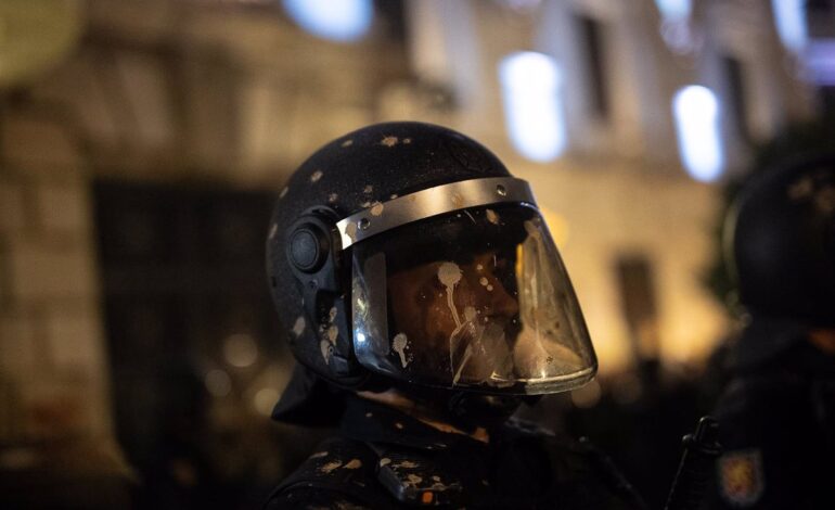 Detenido por lanzar piedras y otros objetos a policías tras la manifestación en València contra la gestión de la DANA