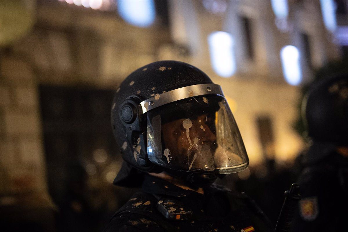 Detenido por lanzar piedras y otros objetos a policías tras la manifestación en València contra la gestión de la DANA