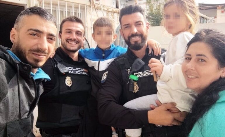 Policías nacionales rescatan en Málaga a una familia atrapada en su vivienda inundada por el temporal