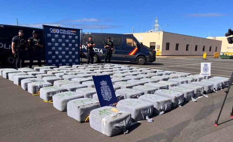 Interceptan un pesquero con más de 4.000 kilos de cocaína a unas 500 millas al oeste de Canarias