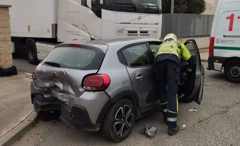 Herida en una colisión entre un coche y un camión en Castejón