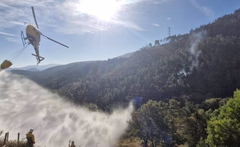 Bizkaia forma a personal contra incendios forestales en maniobras de descarga de agua desde helicóptero