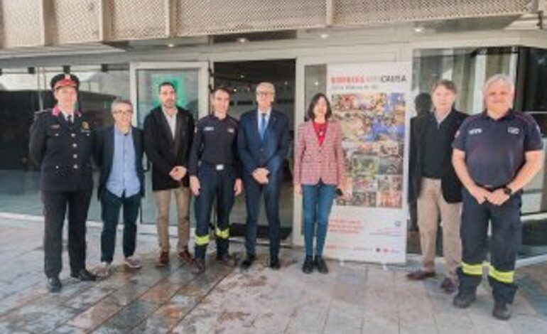 El calendario Bombers amb Causa 2025 trata la importancia del agua para bomberos en tiempo de sequía