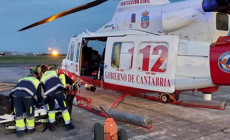 El helicóptero rescata a un motorista accidentado en la pista forestal de los Pozos de Noja