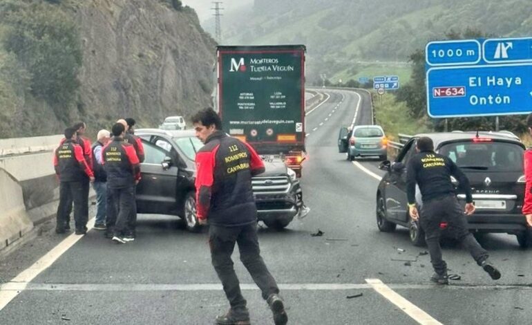 Bomberos autonómicos de viaje a Valencia asisten una salía de vía en la autovía A8 en Ontón