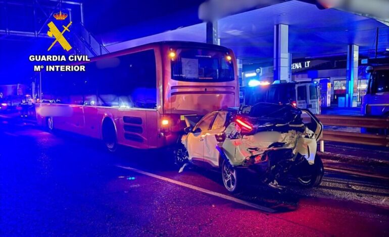 Cinco heridos leves en la A-68 tras una colisión por alcance de dos autobuses y dos turismos