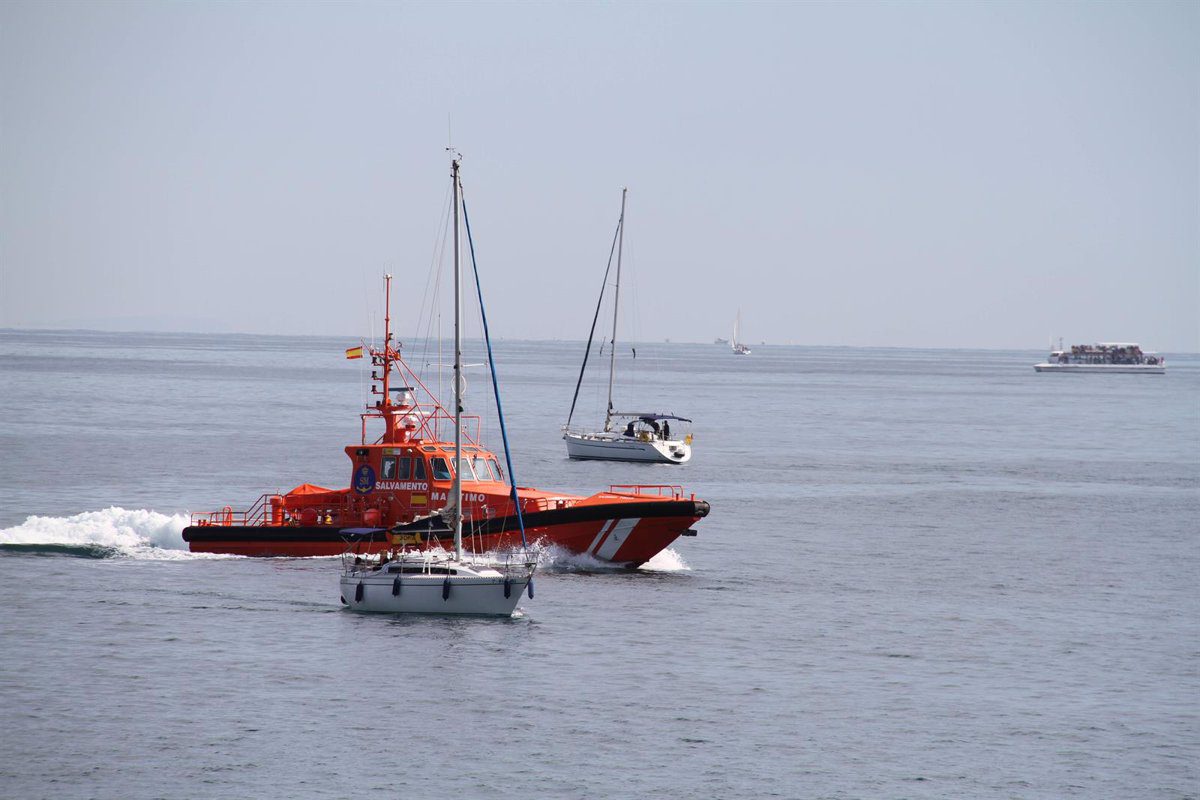 Rescatan en el mar el cuerpo de un varón adulto tras ser avistado por un pesquero al sudeste de Málaga