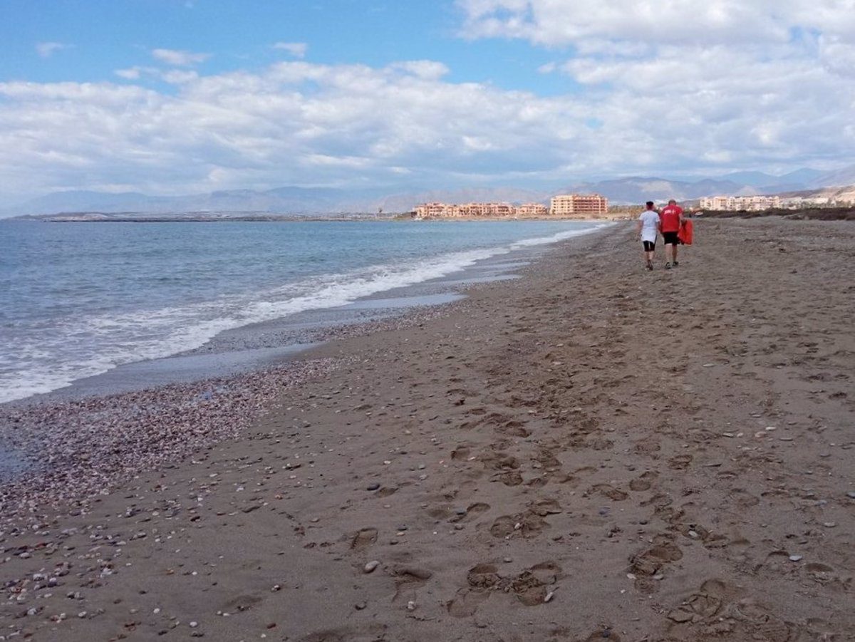 Hallan dos cuerpos sin vida en una playa de Punta Entinas-Sabinar en El Ejido (Almería)