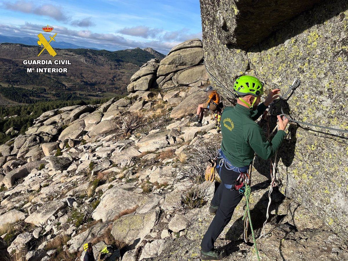 La Guardia Civil rescata a un escalador de 60 años atrapado en Cancho la Muela, en La Garganta