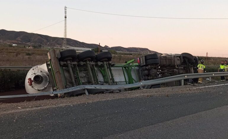 Vuelca un camión cisterna en la autovía A-7 a su paso por Puerto Lumbreras (Murcia)