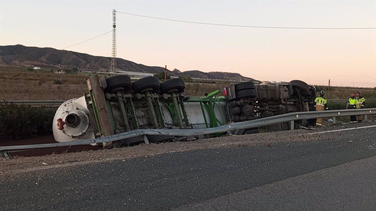 Vuelca un camión cisterna en la autovía A-7 a su paso por Puerto Lumbreras (Murcia)