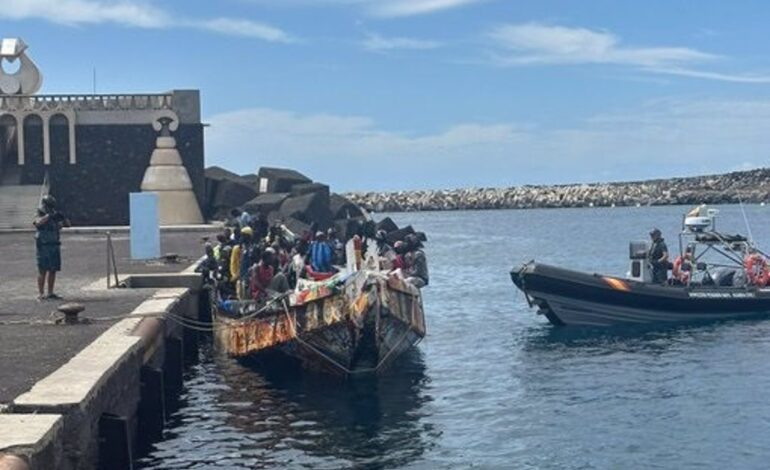 Interceptan un cayuco con 51 migrantes en aguas de El Hierro