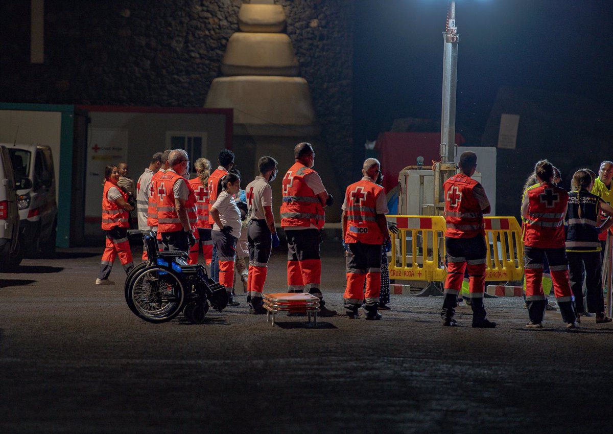 Llegan a El Hierro otros 221 migrantes a bordo de cuatro embarcaciones