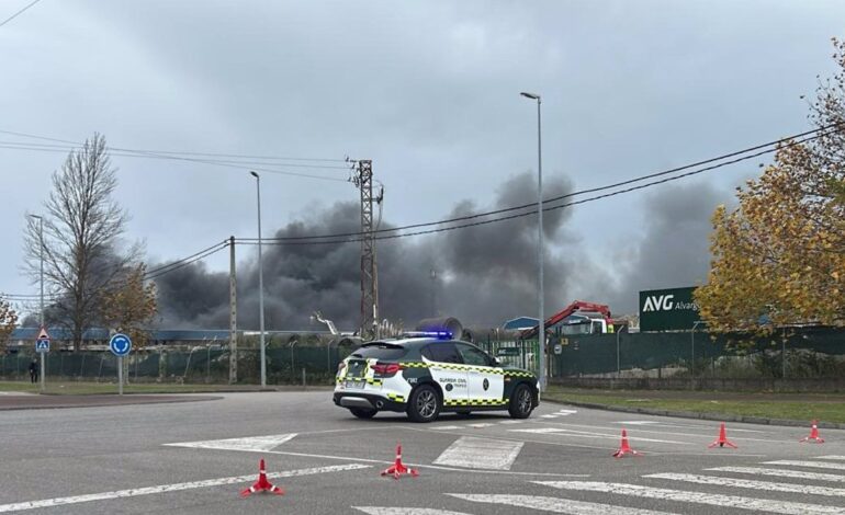 El SEPA insta a la población de Santa Rosa (Llanera) a confinarse por el humo del incendio en Silvota