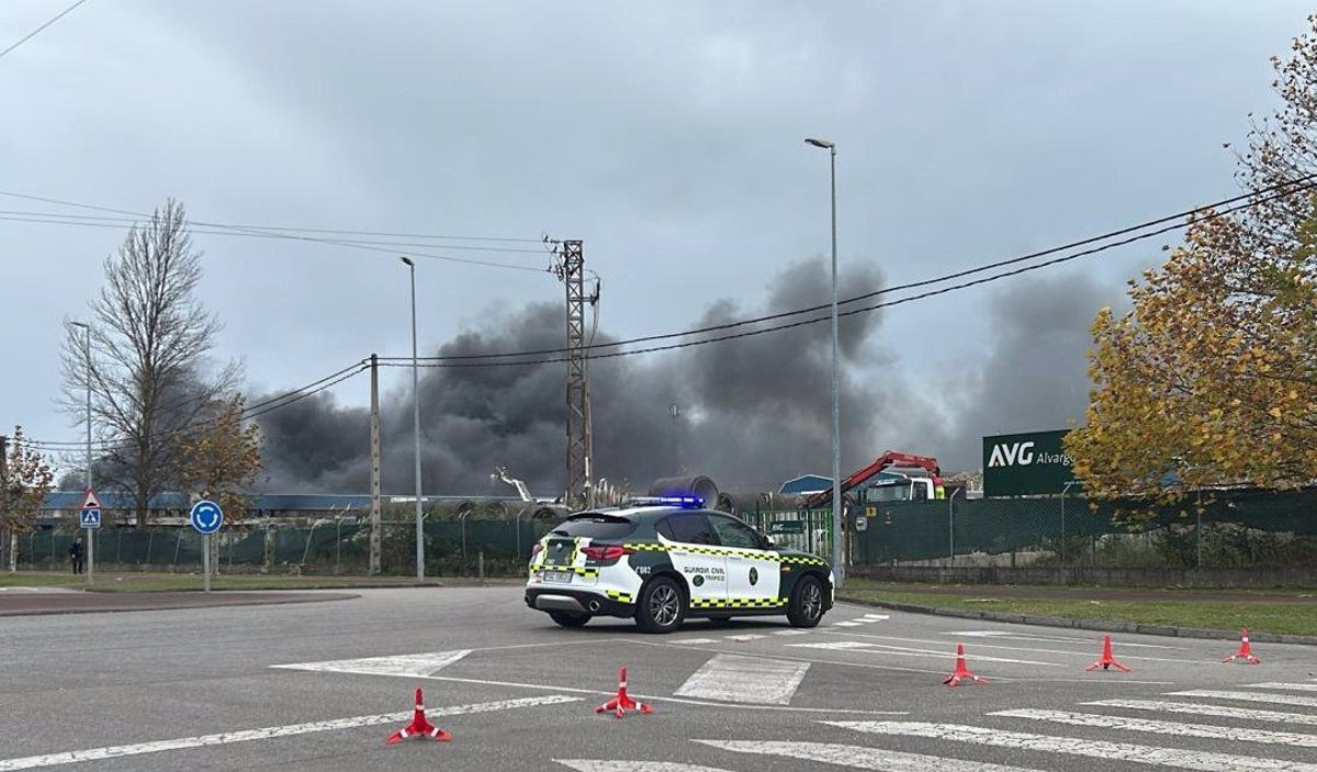 El SEPA insta a la población de Santa Rosa (Llanera) a confinarse por el humo del incendio en Silvota