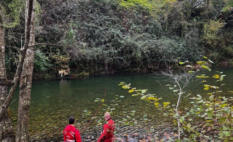 Rescatados una mujer y su perro atrapados en el río Pas en Puente Viesgo