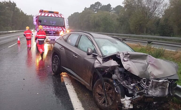 Dos personas resultan heridas en una colisión entre un vehículo de mercancías y un turismo en Abegondo (A Coruña)