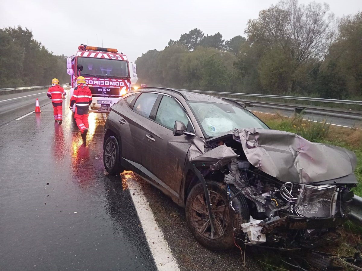 Dos personas resultan heridas en una colisión entre un vehículo de mercancías y un turismo en Abegondo (A Coruña)