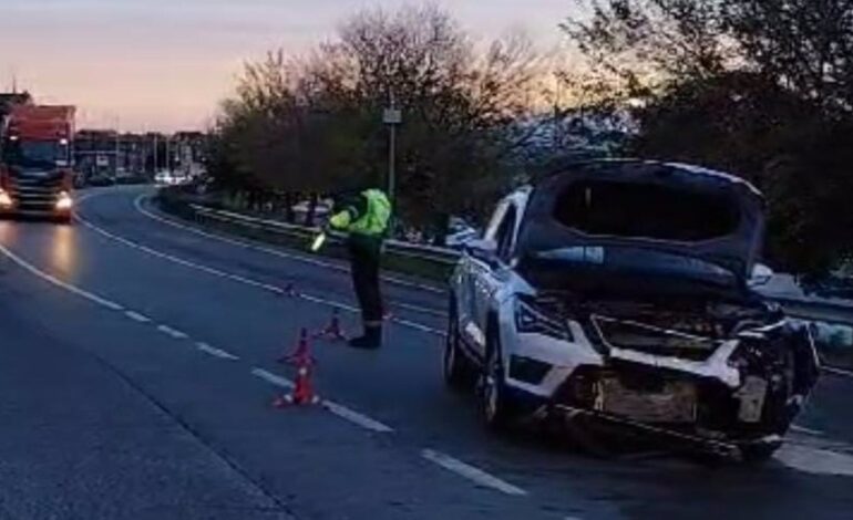 Dos heridos leves en una colisión frontal en San Adrián