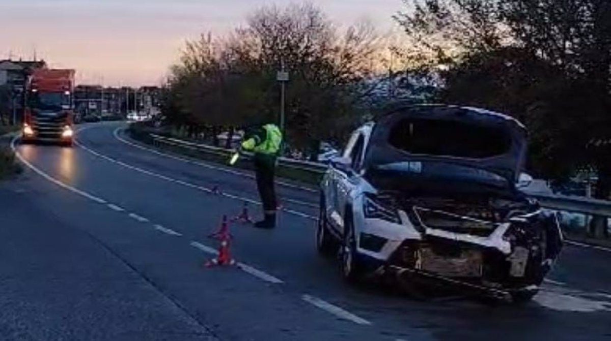 Dos heridos leves en una colisión frontal en San Adrián