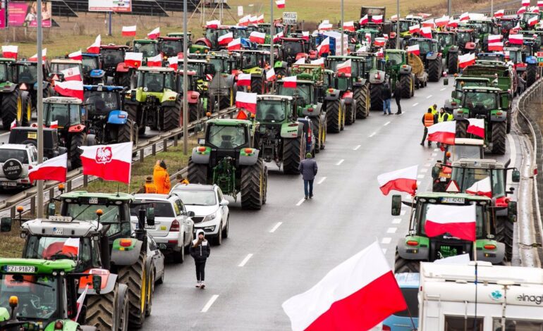 Los agricultores polacos bloquean un importante paso fronterizo con Ucrania en una nueva protesta