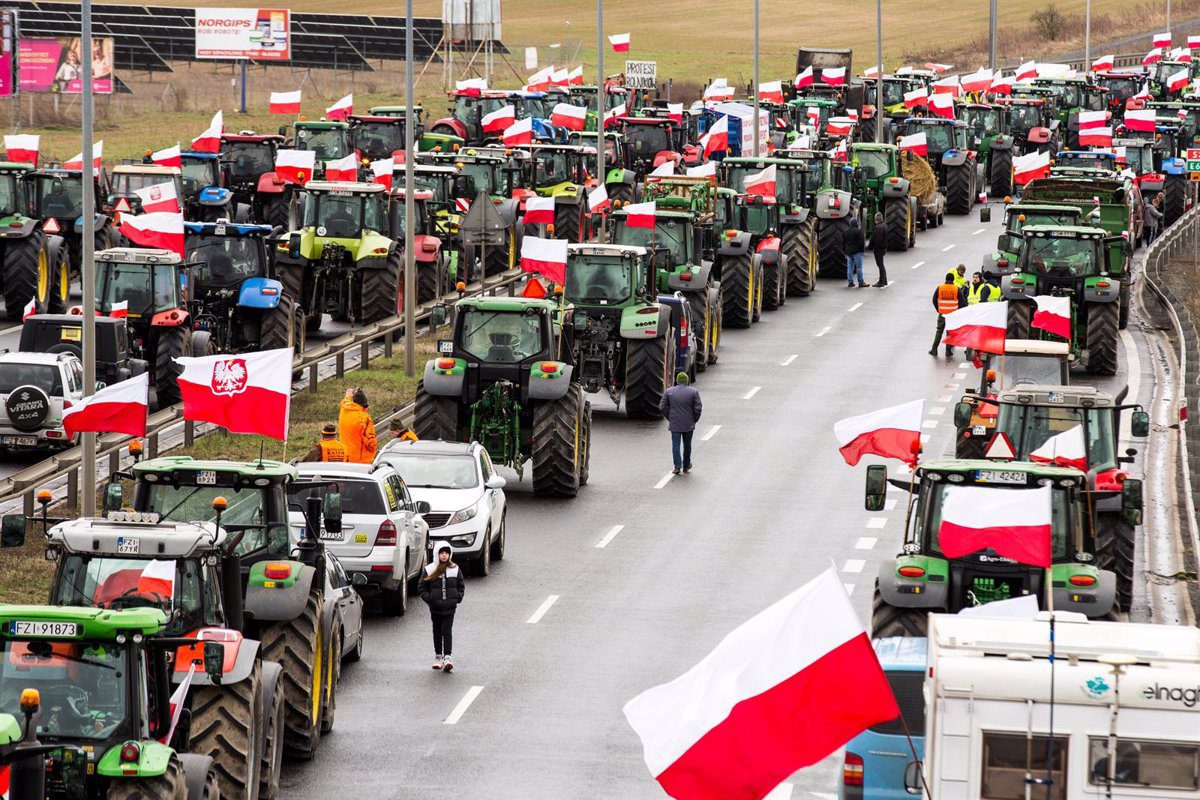 Los agricultores polacos bloquean un importante paso fronterizo con Ucrania en una nueva protesta