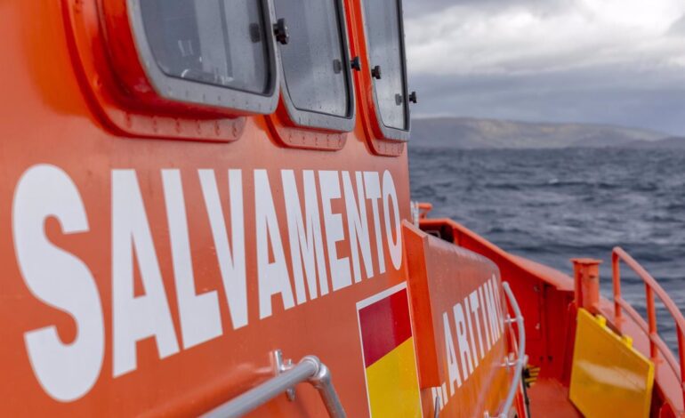 Salvamento Marítimo escolta un cayuco con 60 personas a casi 15 kilómetros de La Restinga (El Hierro)