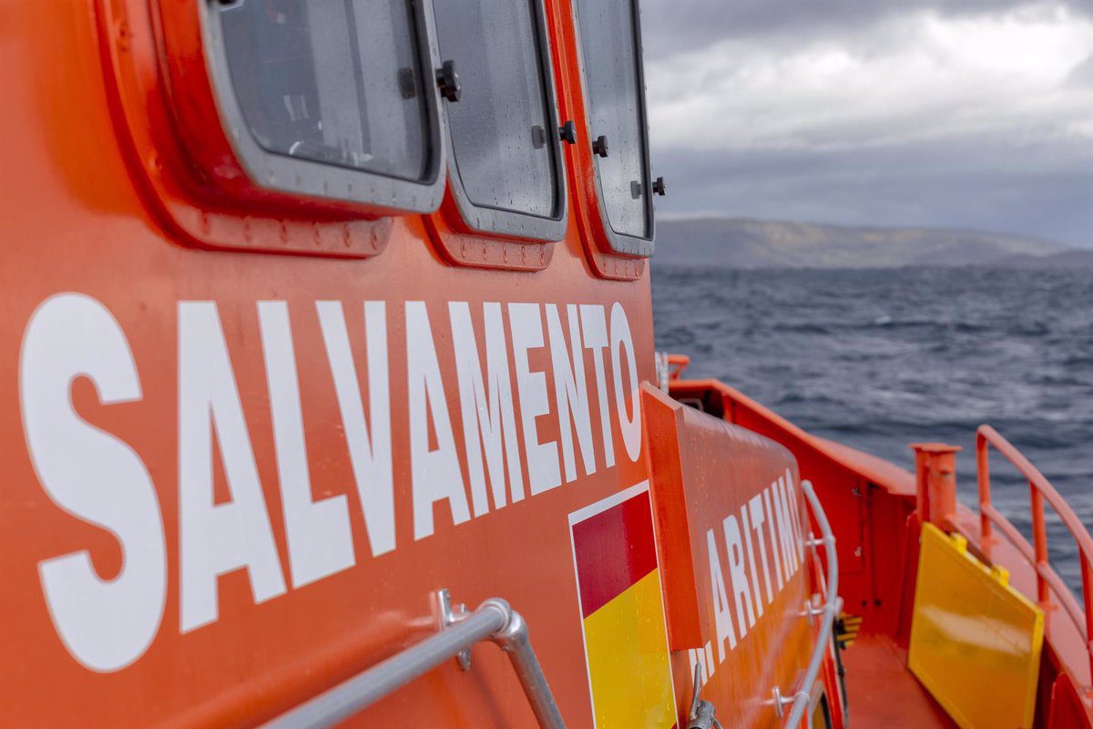 Salvamento Marítimo escolta un cayuco con 60 personas a casi 15 kilómetros de La Restinga (El Hierro)