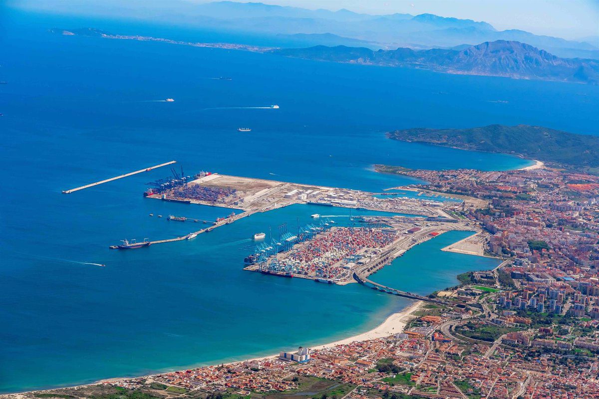 Rescatado el pasajero de una embarcación tras ser localizado en el agua en Algeciras (Cádiz)