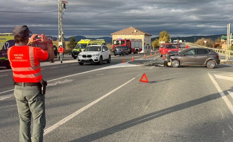 Tres heridos leves al colisionar una furgoneta y un turismo en Tiebas-Muruarte de Reta